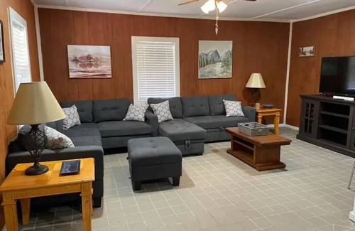 Tie Plant House | Catfish House-1 bedroom with spacious free parking