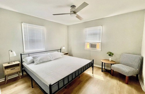 Joslyn Castle Apartment | Cathedral 3-Charming Apartment walk to UNMC!