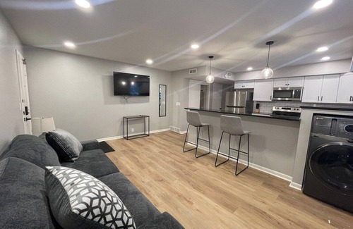 Joslyn Castle Apartment | Cathedral 6-Walk to UNMC!