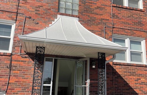Joslyn Castle Apartment | Cathedral 6-Walk to UNMC!