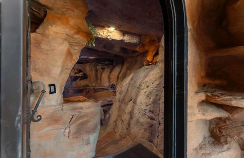 Fredonia House | Cave Dwellers- Zions' Only Hand-Sculpted Cave