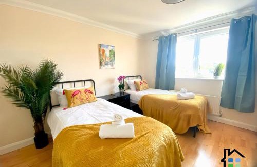Cambridge Apartment | CB Stays - 2 Bedroom & 2 Toilet Flat - Near Mills Road and Train Station with Parking