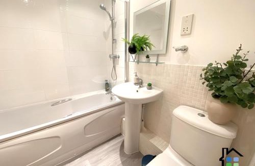 Cambridge Apartment | CB Stays - 2 Bedroom & 2 Toilet Flat - Near Mills Road and Train Station with Parking