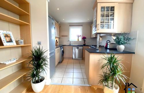 Cambridge Apartment | CB Stays - 2 Bedroom & 2 Toilet Flat - Near Mills Road and Train Station with Parking