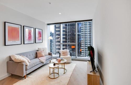 Melbourne Central Business District Apartment | CBD Elegant 2BR Apt with Pool, Gym & City Views