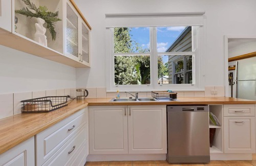 Bairnsdale House | Cearc House - Centrally Located within the Bairnsdale Golden Triangle
