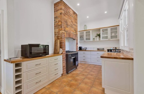Bairnsdale House | Cearc House - Centrally Located within the Bairnsdale Golden Triangle