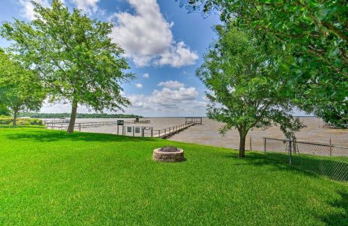 Kemp House | Cedar Creek Lake Access Retreat with Deck