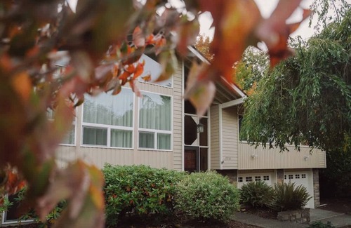 Renton House | Cedar Grove 3B2B Upper Unit/Yard & City Access