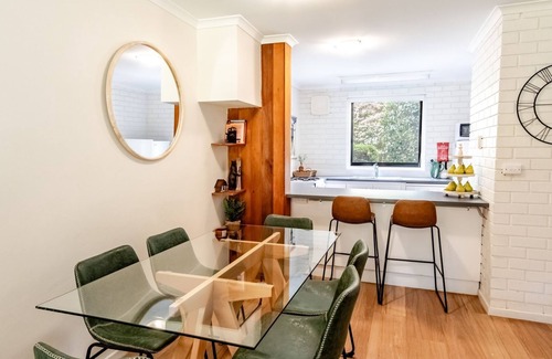 Bright Apartment | CEDAR HOLIDAY UNITS - APARTMENT 4: Bright