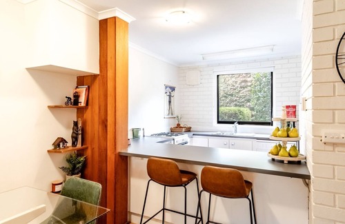 Bright Apartment | CEDAR HOLIDAY UNITS - APARTMENT 4: Bright