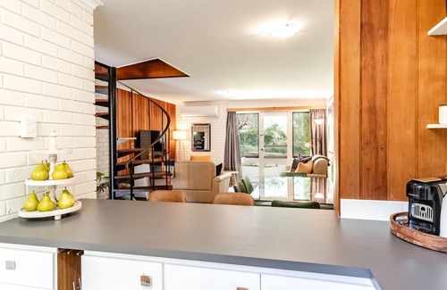 Bright Apartment | CEDAR HOLIDAY UNITS - APARTMENT 4: Bright