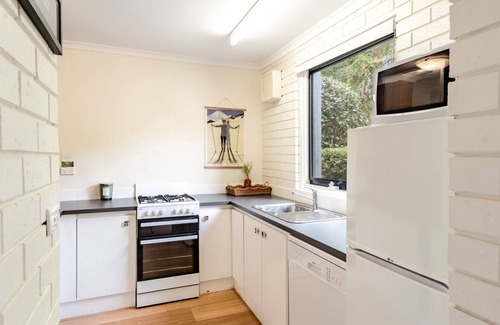 Bright Apartment | CEDAR HOLIDAY UNITS - APARTMENT 4: Bright