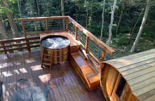 Innsbrook Ski Chalet | Cedar Hot Tub & Cedar Barrel Sauna nA Truly unique cabin at Innsbrook Resort !