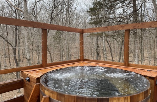 Innsbrook Ski Chalet | Cedar Hot Tub & Cedar Barrel Sauna nA Truly unique cabin at Innsbrook Resort !