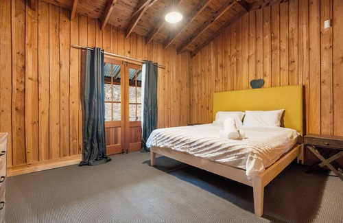 Ophir Cabin | Cedar Log Cabin Bush Retreat – Pet-Friendly | Fire Pit | Wildlife Escape