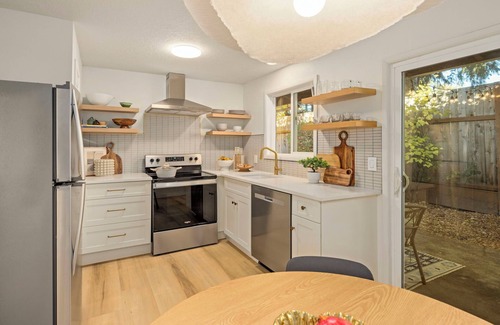 Cedar Mill Apartment | Cedar Mill Sanctuary Updated and Convenient