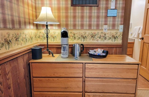 Mazama House | Cedar Plus - large room at The Inn At Mazama