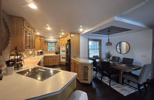 Gwinn Cabin | Cedar Retreat located in God's Country, on East Bass Lake. Sleeps 10!