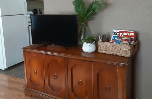 Cedarburg Apartment | Cedarburg 2 partment sleeps 1-6 guests in prime location on Washington Ave