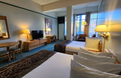 Gibsons Hotel | Cedars Inn Hotel & Convention Center