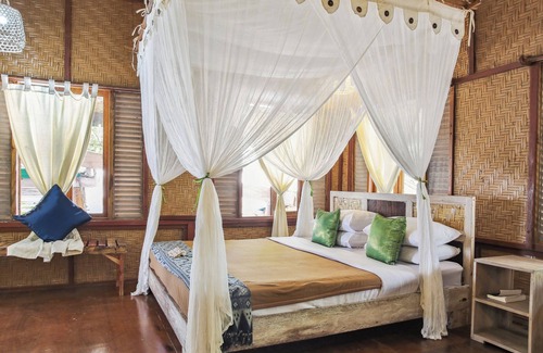 Mondu Bed & Breakfast | Cemara Beachfront Suite