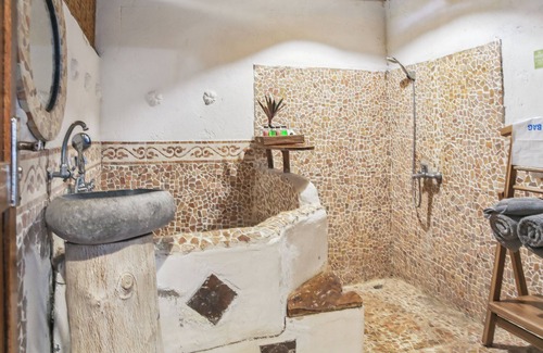 Mondu Bed & Breakfast | Cemara Beachfront Suite