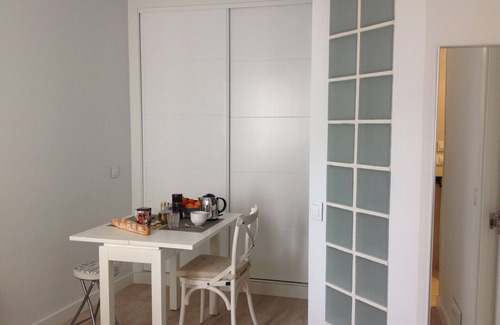 Arapiles Apartment | Center Chamberi Gorgeous Luxury Studio Suite with High Speed WiFi & AC/Heater