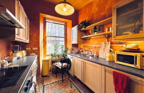 Old Town House | Central 1 Bed - 10 Min Walk to Edinburgh Castle