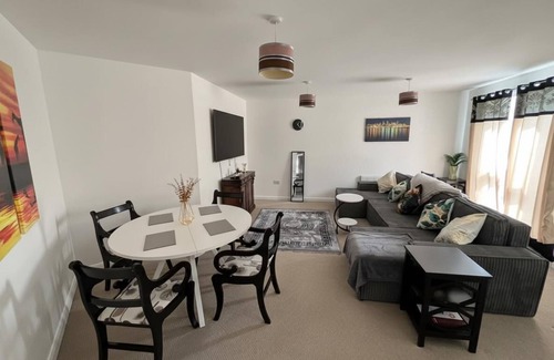 Darley Abbey Apartment | Central 2-Bed Apartment - Sleeps 5 & Free Parking
