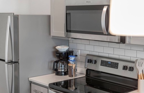 Hough Apartment | Central 2BR Near Clinic, CWRU & Museums