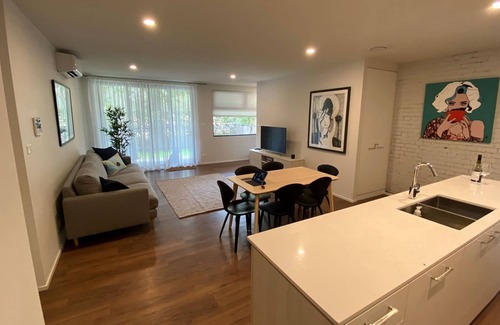 Turner Apartment | Central 3 BDR Garden Apartment