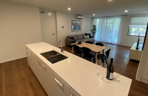 Turner Apartment | Central 3 BDR Garden Apartment