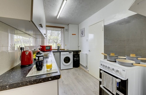 Northampton House | Central 3-bed House, sleeps 8 by MBiZ