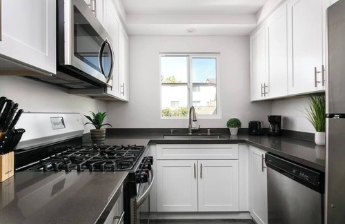 Citrus Grove Condo | Central 3BR Apt | Near Americana