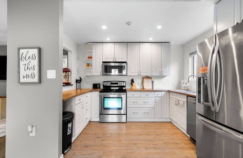 Southwest Edmonton House | Central 3BR Duplex|Family-Friendly w/PullOut Sofa