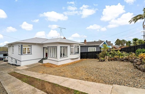 Mount Albert House | Central 4BR Family Home w/Parking | Sleeps 7 | Near Auckland CBD