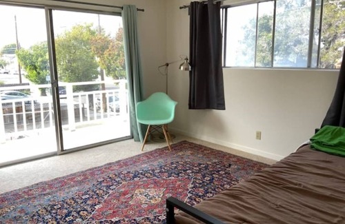 West Alameda Apartment | Central Alameda 2-br apartment with WiFi