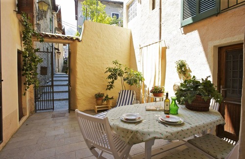 Cannero Riviera House | Central and quiet 3½-room corner house with 3 balconies and underground parking space