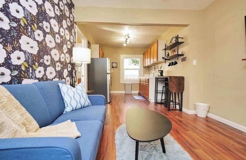 Poets Corner Apartment | Central Berkeley Garden Oasis