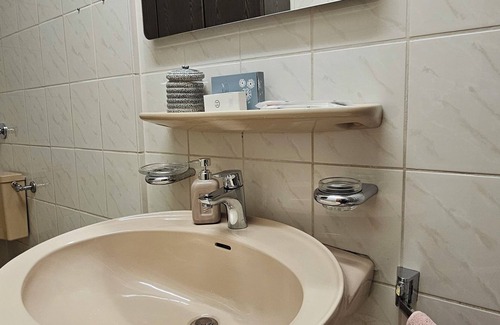 Elberfeld-Mitte Apartment | Central Charm - Bedroom & Kitchen Apartment near the Main Station Hauptbahnhof