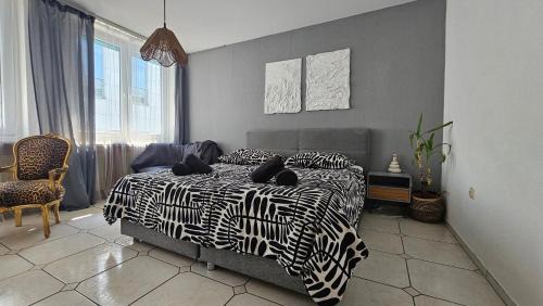 Elberfeld-Mitte Apartment | Central Charm - Bedroom & Kitchen Apartment near the Main Station Hauptbahnhof