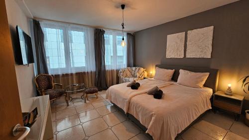 Elberfeld-Mitte Apartment | Central Charm - Bedroom & Kitchen Apartment near the Main Station Hauptbahnhof