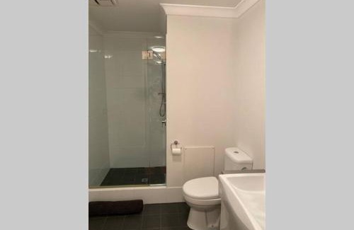 Bentley Apartment | CENTRAL CLOSE SHOPS CITY AIRPORT WIFI NETFLIX PARK