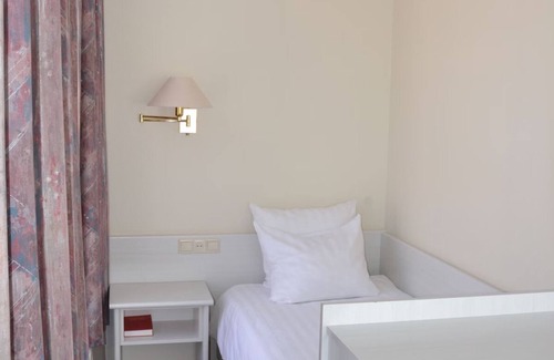 Brielle Hotel | Central Comfort with Easy Access to the Seaside! Free Breakfast and Parking!