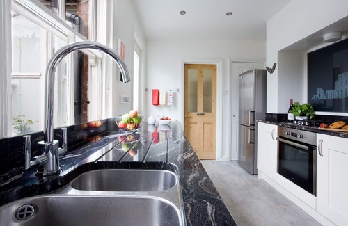 West Cliff House | Central, comfortable, spacious period house 8 + cot, 5 bed/3 bath, free parking