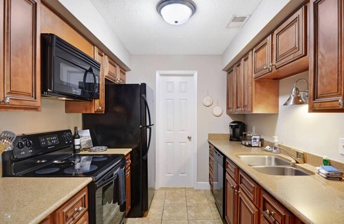 Saint Simons Heights Apartment | Central Condo | Pool & Gym | 10 Min to East Beach