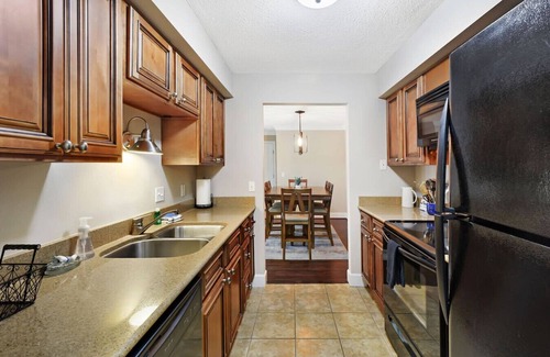Saint Simons Heights Apartment | Central Condo | Pool & Gym | 10 Min to East Beach