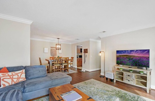Saint Simons Heights Apartment | Central Condo | Pool & Gym | 10 Min to East Beach