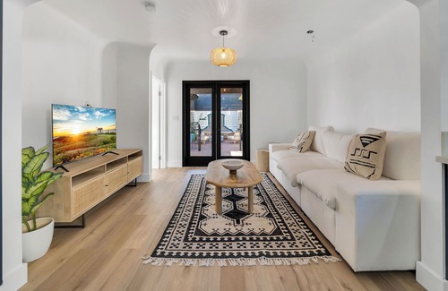Beverly Grove Cottage | Central Cottage with Court Yard and Guest House